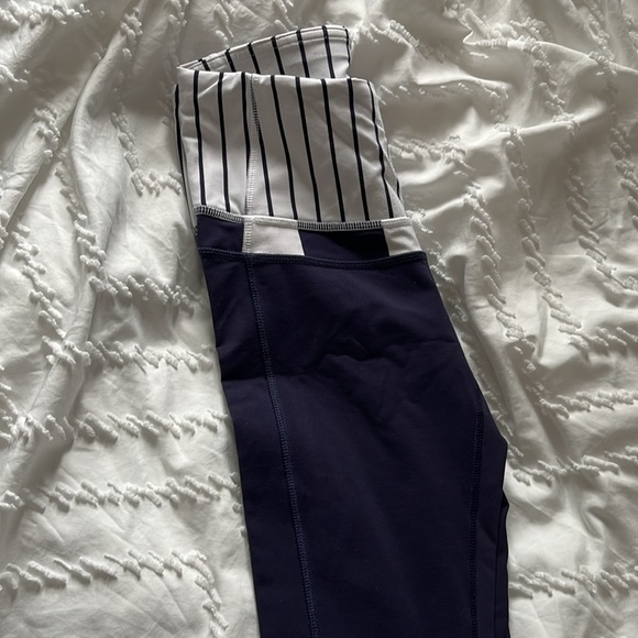 Lululemon navy blue leggings - Picture 3 of 4